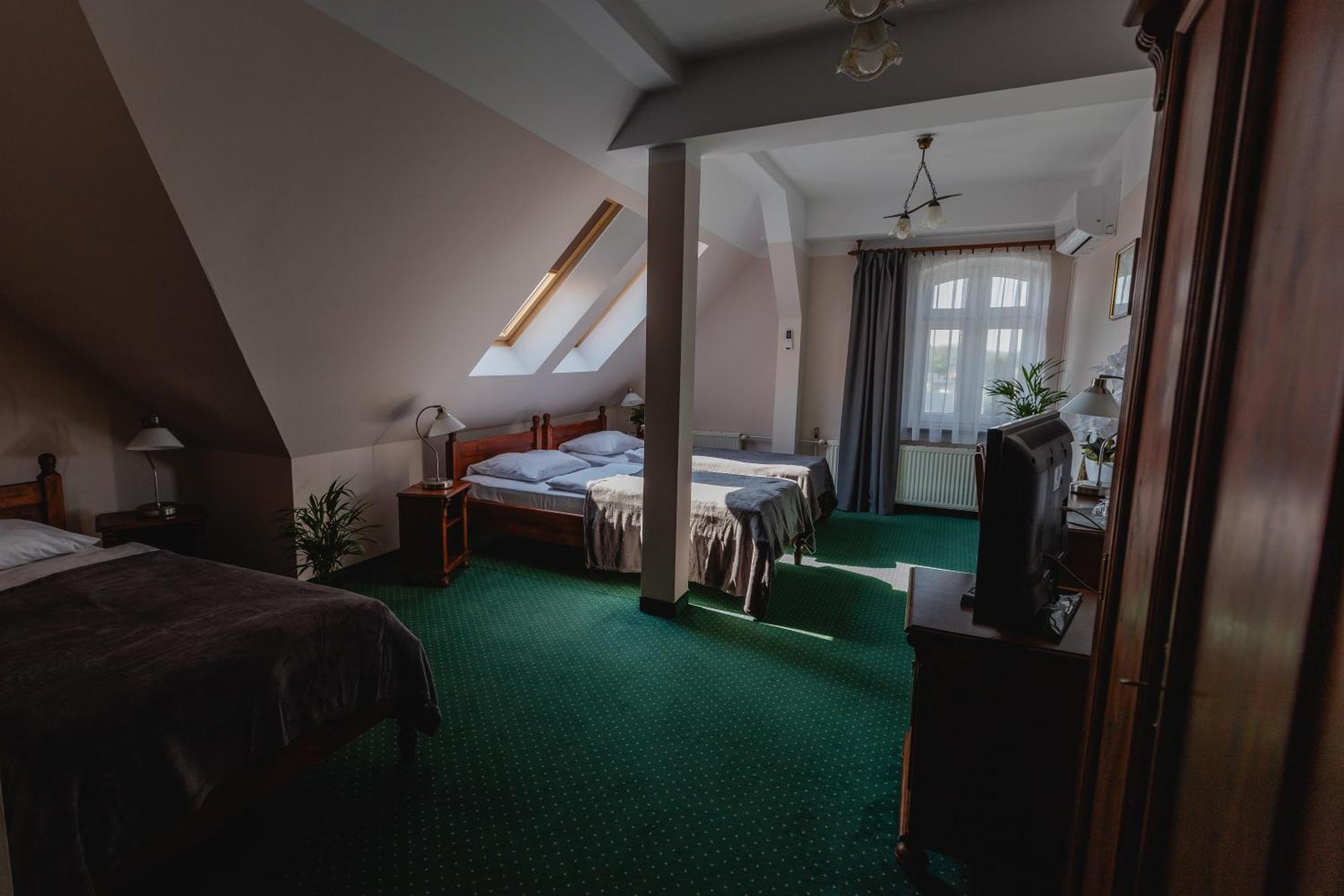 Hotel Aslan Tarnowskie Góry Extérieur photo